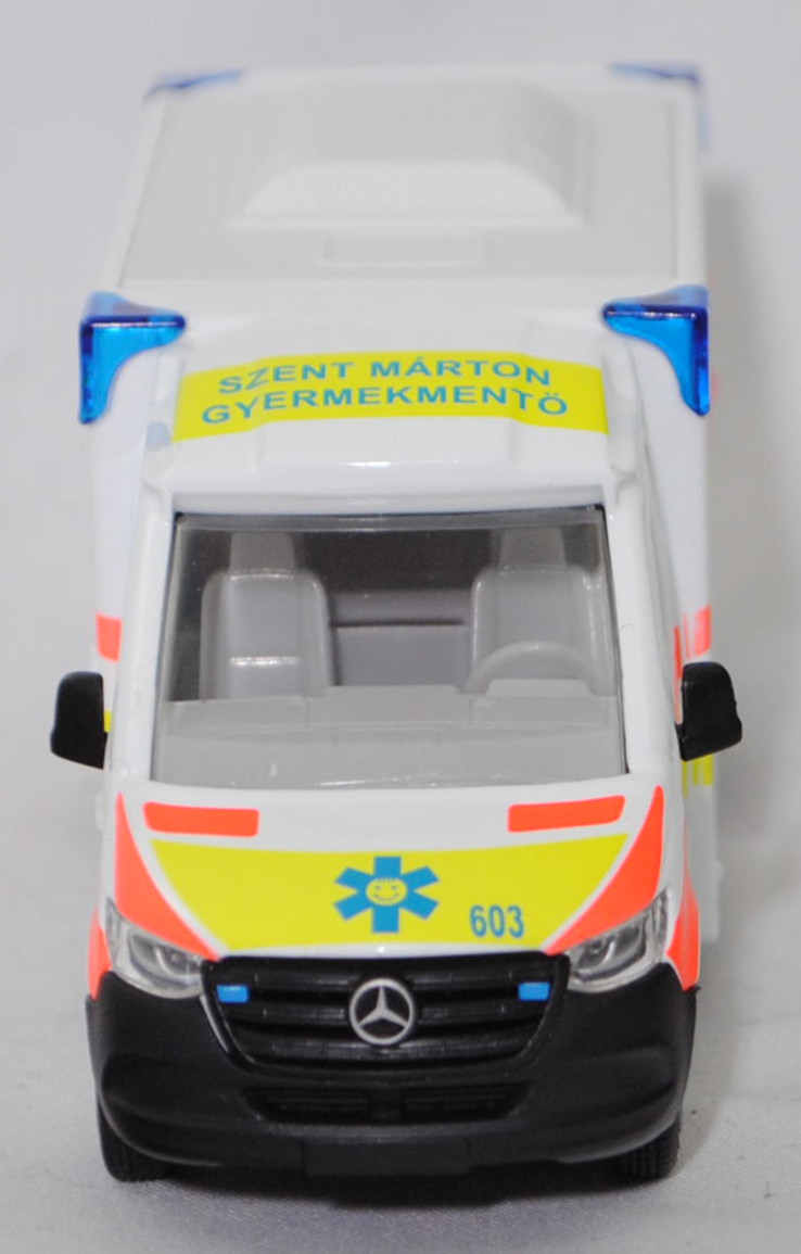 06400 HU MIESEN Rettungswagen auf Mercedes-Benz Sprinter III (Modell 2018-2021) Fahrgestell, weiß, SZENT MÁRTON / GYERMEKMENTÖ / SZOLGÁLAT, SIKU SUPER 1:50, L17mpK