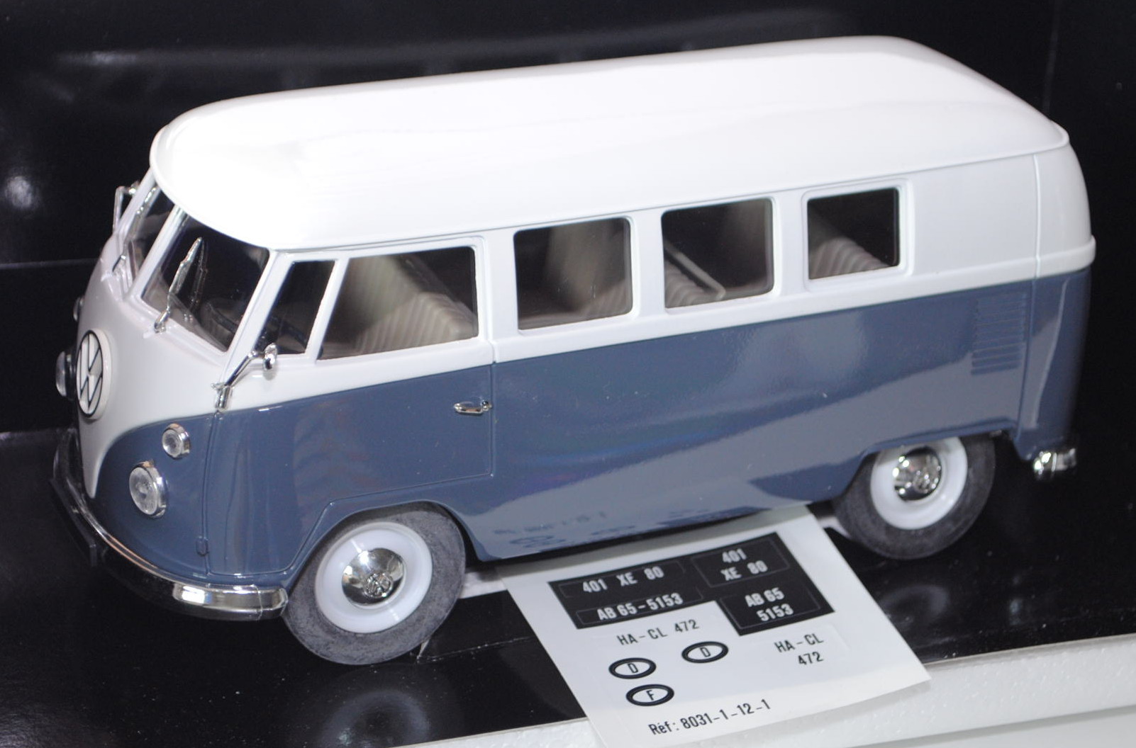 VW Transporter Kombi (Typ T1), Modell 1966, reinweiß/schiefergrau, Heckklappe zu öffnen, solido, 1:1