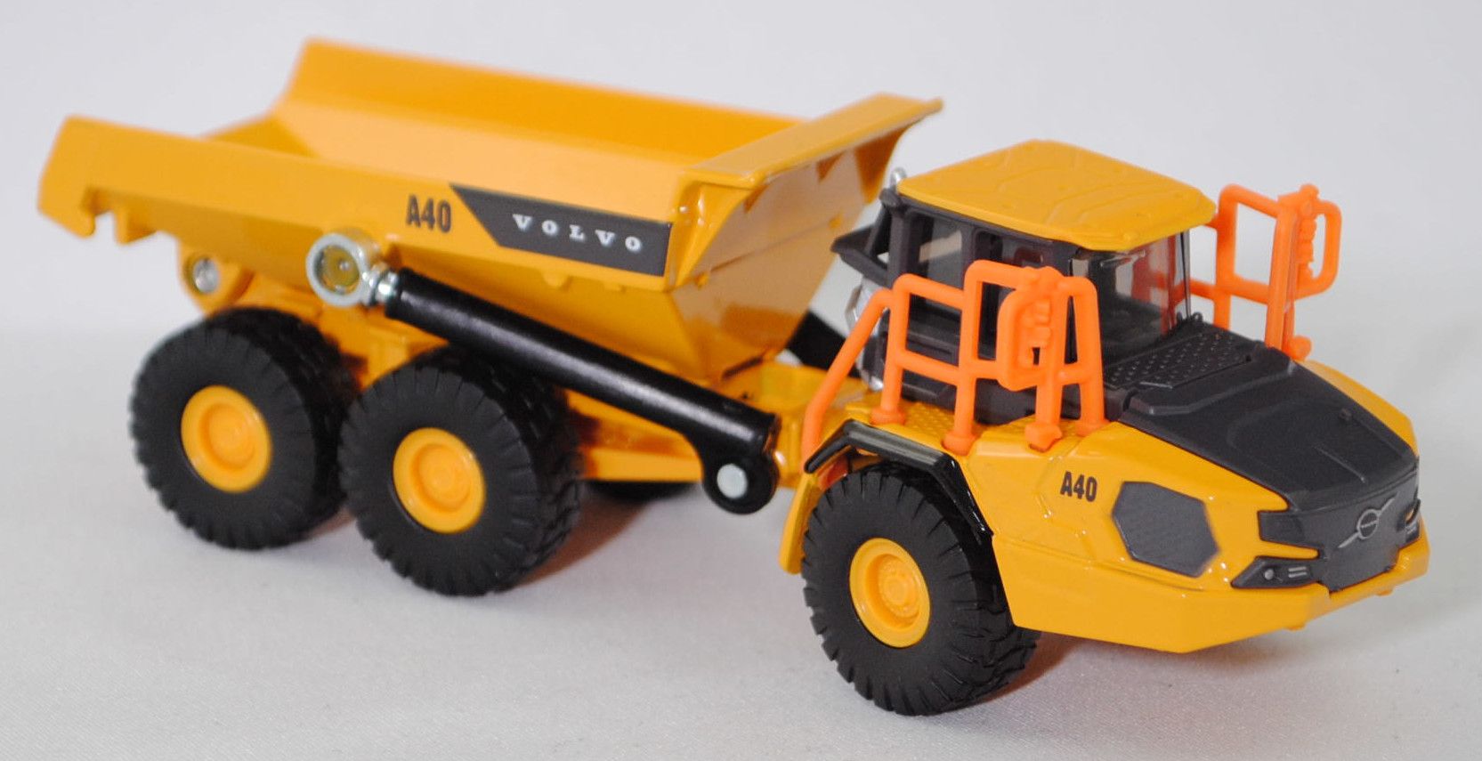 00000 Knickgelenkter Volvo-Dumper A40J 6x6 (10. Generation, Baureihe J-Serie, Modell 2025-), maisgelb/graphitgrau, innen graphitgrau, SIKU SUPER 1:87, L17mpK