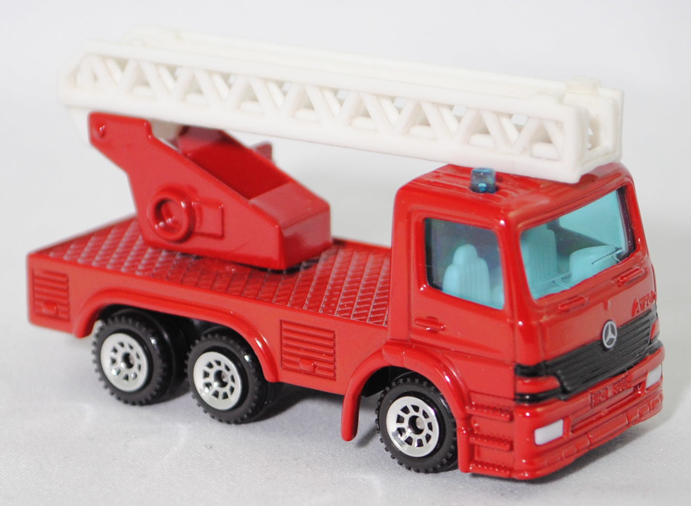 00003 Metz Hubrettungsfahrzeug DL 23-12 S auf Fahrgestell Mercedes-Benz Atego (Modell 1998-2004) (Feuerwehr-Drehleiter), signalrot, Leiter reinweiß, C1 chrom, SIKU SUPER, 1:80, m