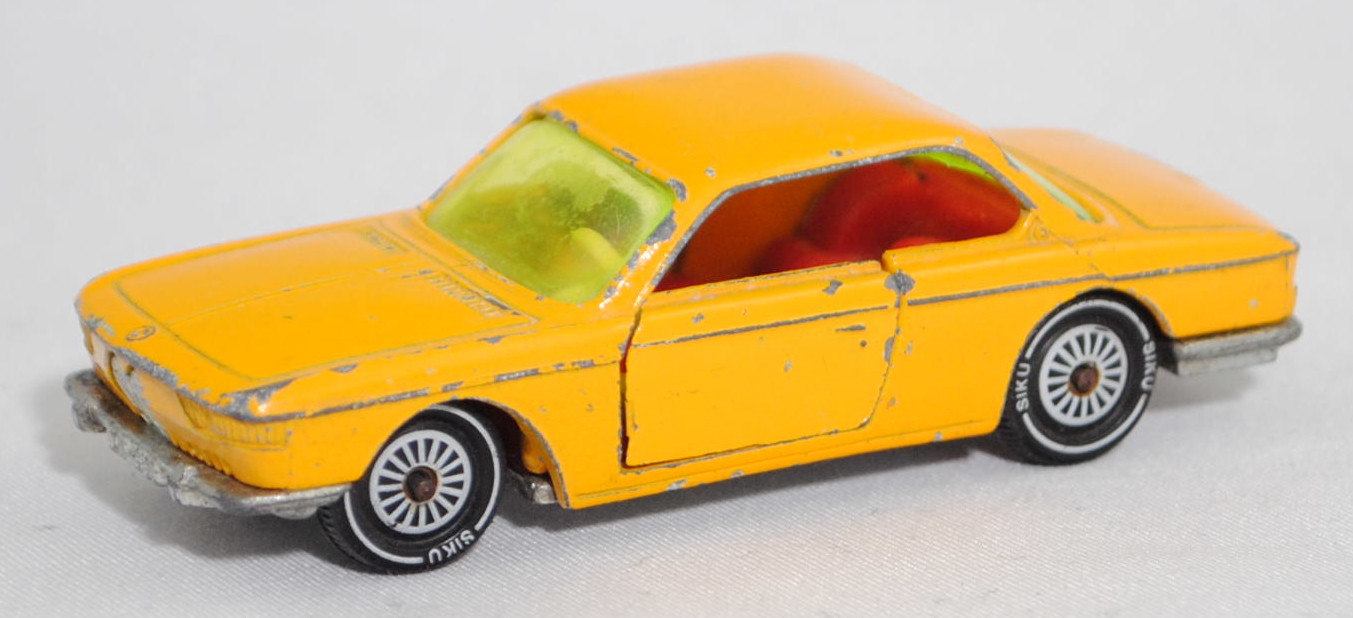 00003 BMW 2000 CS (Baureihe Neue Klasse Coupé, 120, Modell 1965-1970), kadmiumgelb, Verglasung gelbgrün, R11 gerillt, SIKU, 1:61, sc