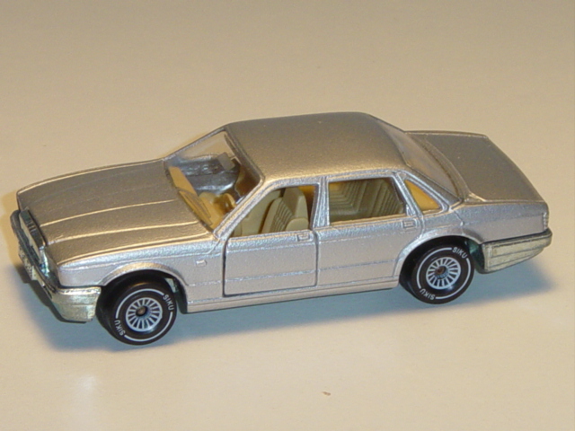 00003 Jaguar Sovereign 3.6 (Typ XJ40, Modell 1986-1989), silbergraumetallic, innen hell-beige, Lenkr