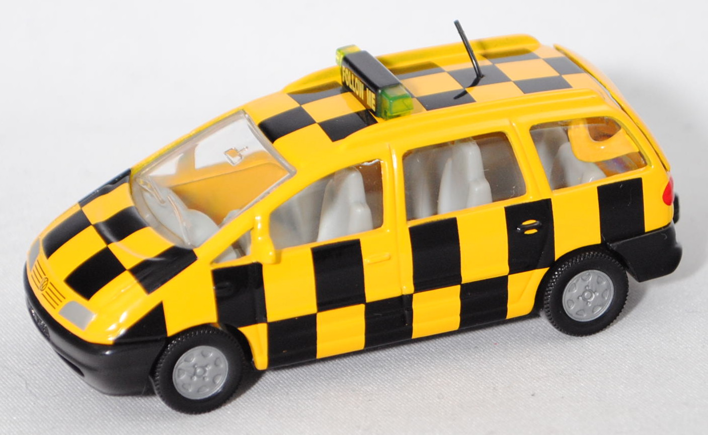 00000 VW Sharan I 2.8 VR6 (1. Gen., Typ 7M8, Mod. 1995-2000) Flughafen-PKW, gelb/schwarz, SIKU, 1:55