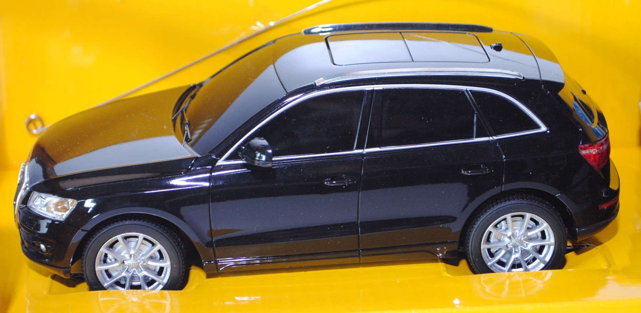 Audi Q5 (Typ 8R), Modell 2008-2012, schwarz, mit Fernsteuerung, QUNXING, 1:24, mb (Schachtel mit Kni