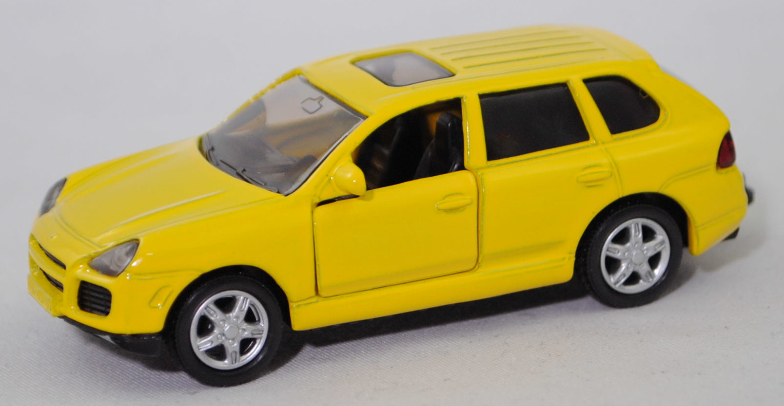 00008 Porsche Cayenne Turbo (1. Generation, Typ 9PA, Vorfacelift, Modell 2002-2006), hell-verkehrsgelb, Sicke auf Heckklappe in Höhe Rückleuchten, SIKU SUPER, 1:57, m