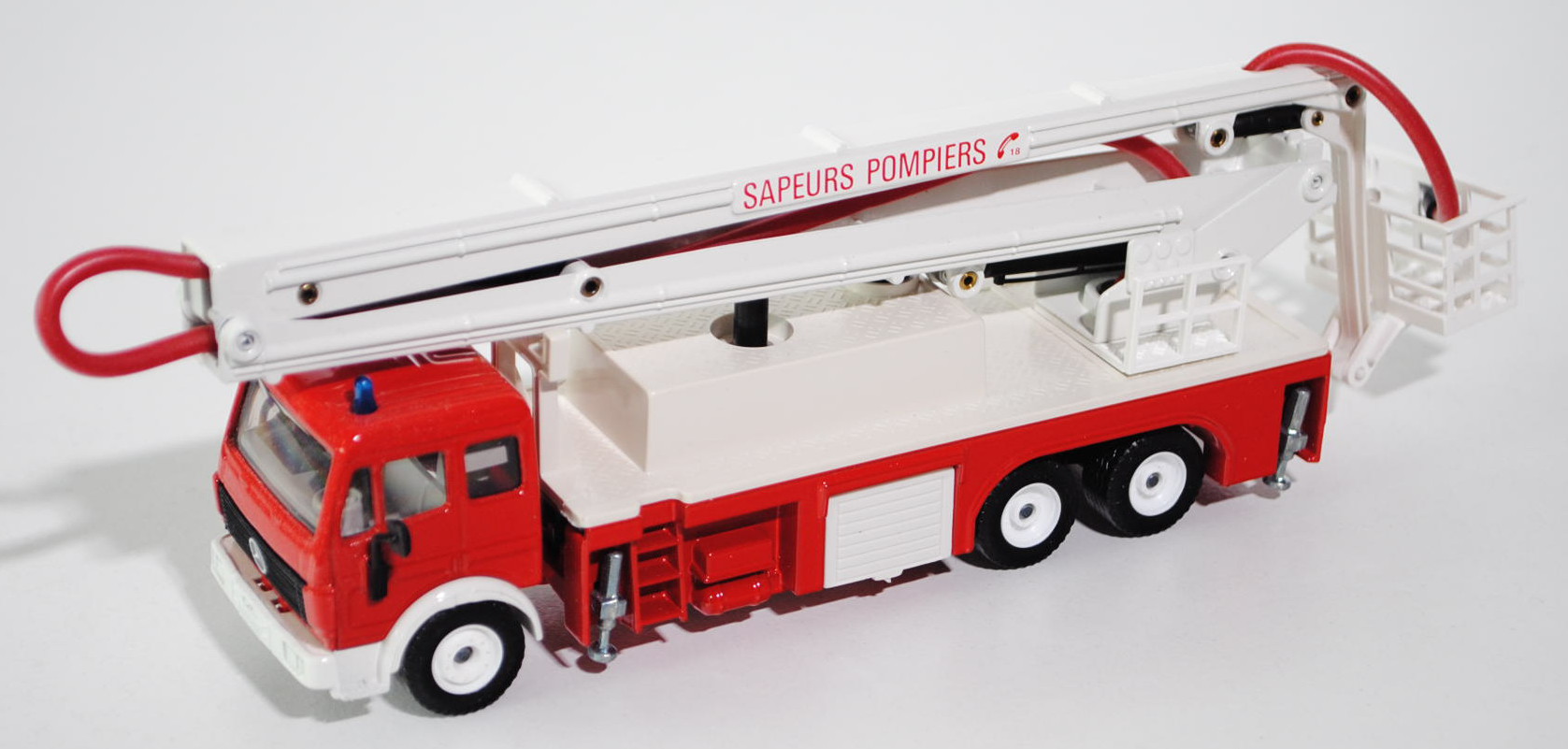 00100 Mercedes SK Feuerwehr mit Gelenkbühne, verkehrsrot/reinweiß, SAPEURS POMPIERS C 18, LKW16, 1:5