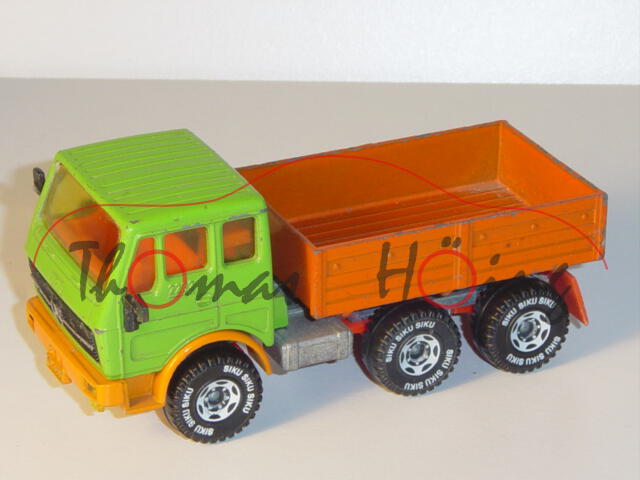 Mercedes 2232 LKW mit Pritsche, gelbgrün/rotorange, LKW9, minimale Farbabplatzer