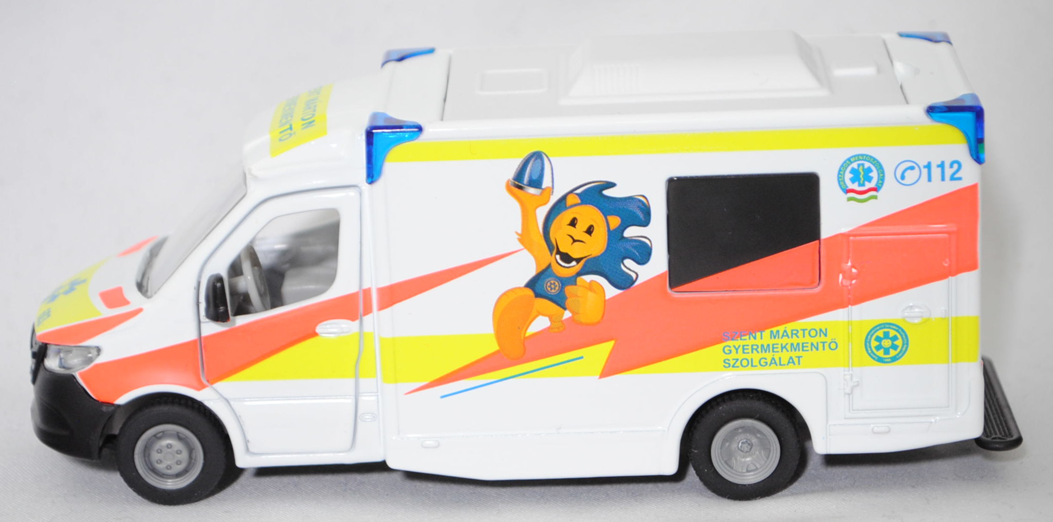 06400 HU MIESEN Rettungswagen auf Mercedes-Benz Sprinter III (Modell 2018-2021) Fahrgestell, weiß, SZENT MÁRTON / GYERMEKMENTÖ / SZOLGÁLAT, SIKU SUPER 1:50, L17mpK
