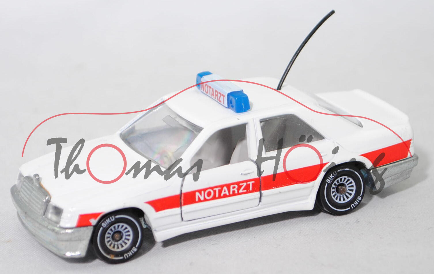 00004 Mercedes-Benz 300 E (W 124, Modell 1985-1986) Notarztwagen, weiß/rot, NOTARZT, Chassis chrom, W-Germ, B4, SIKU, 1:55