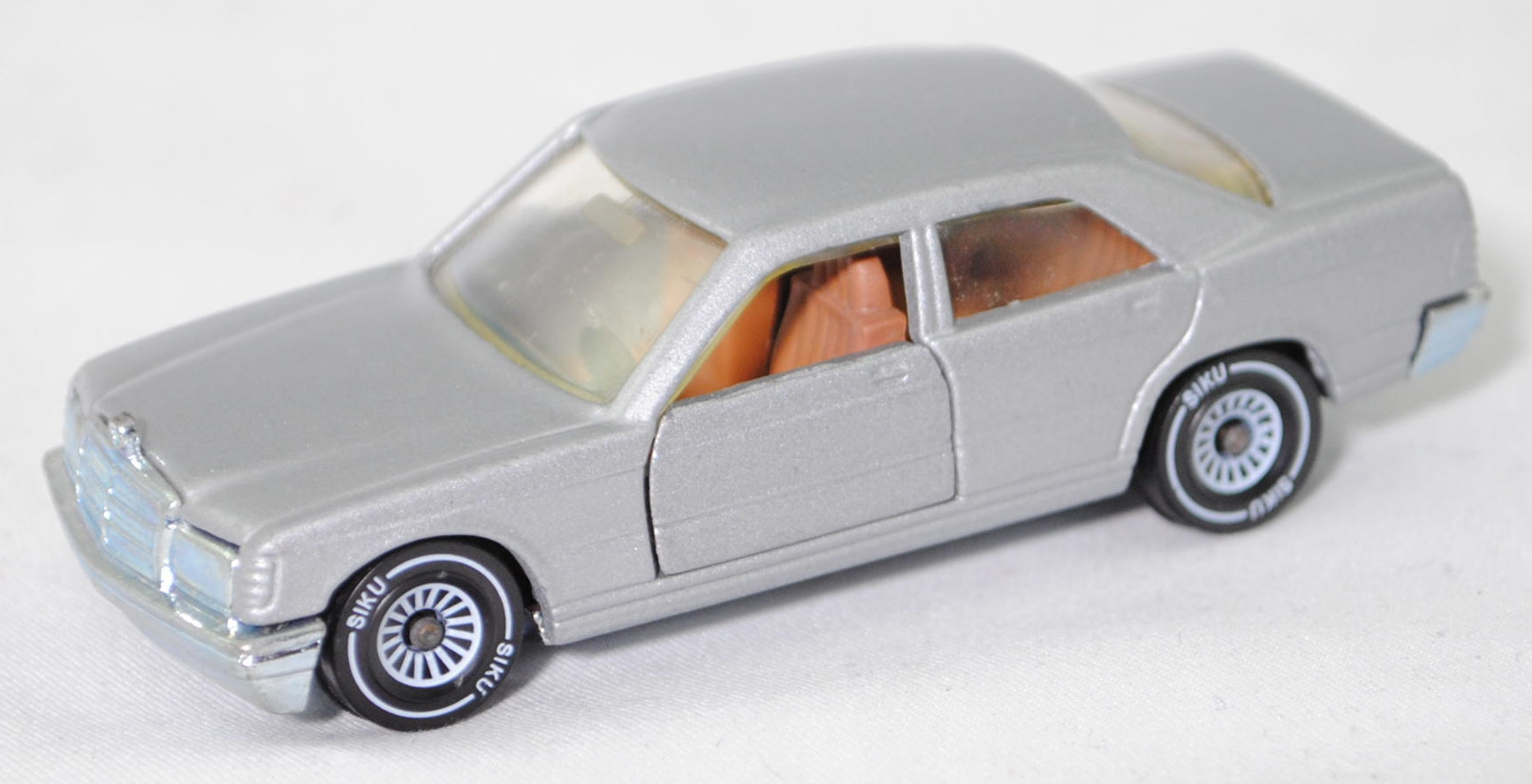 06401 HU Mercedes-Benz 190 E (W 201, Modell 1982-1988), silber, innen braun, SIKU / Metchy, 1:55, m-