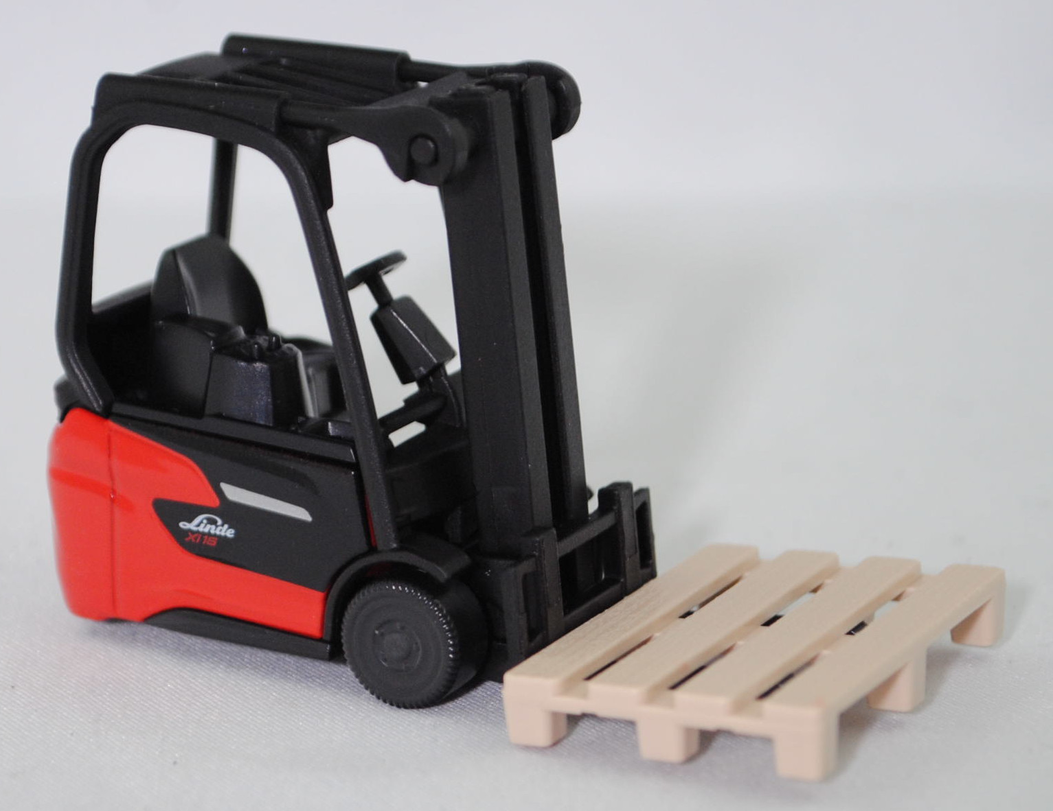 00000 Linde MH Elektrostapler Xi16 (Typ Dreirad-Elektrostapler, Baureihe 1251, Modell 2024-), schwarz/rot, Sitz schwarz, SIKU SUPER, 1:43, P29f