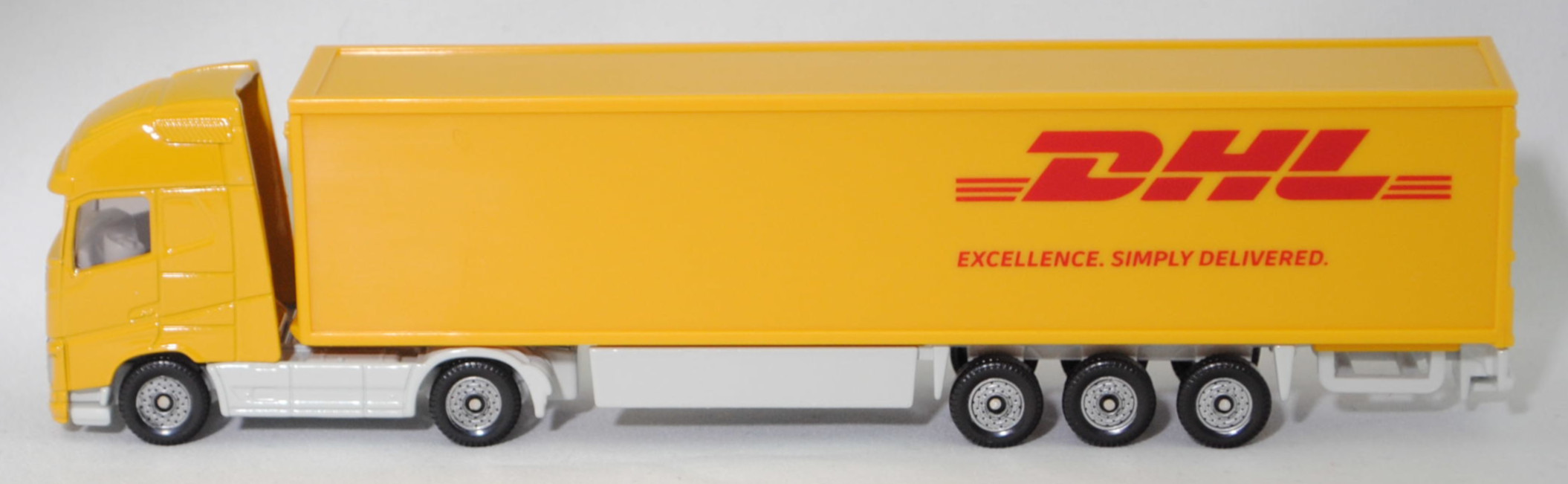 00012 Volvo FH16 750 Globetrotter-XL 4x2 (Modell 2013-2020) Koffer-Sattelzug, goldgelb/papyrusweiß, DHL / EXCELLENCE. SIMPLY DELIVERED., C36, SIKU SUPER, 1:87, P29f