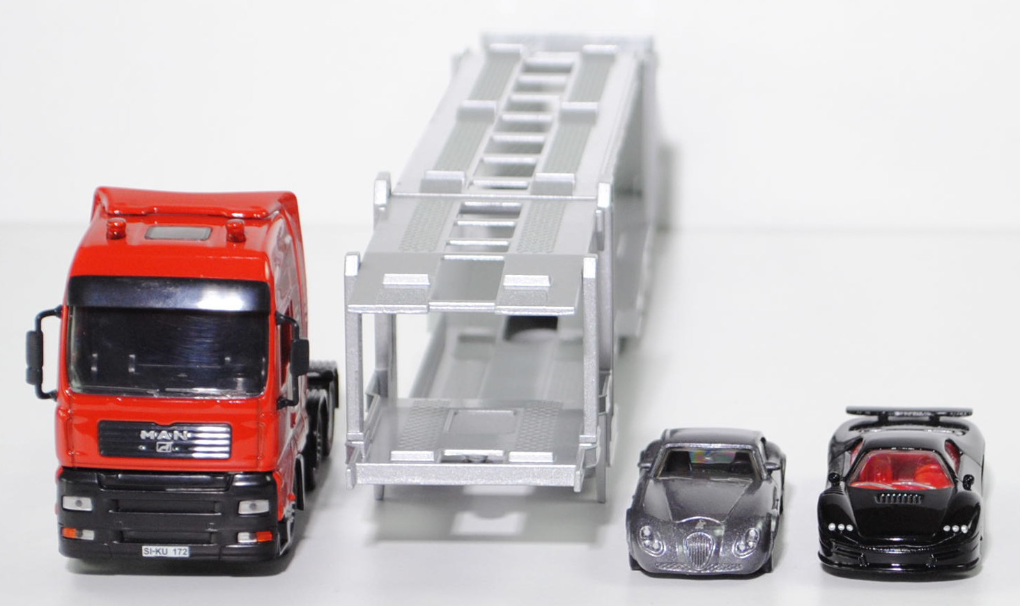 00000 MAN TGA 26.480 XXL mit Kässbohrer Autotransporter ruslan® SP-R 10-18, rot/schwarz/silber; Ladegut: SIKU STORM und Wiesmann GT MF4, SIKU SUPER 1:50, m