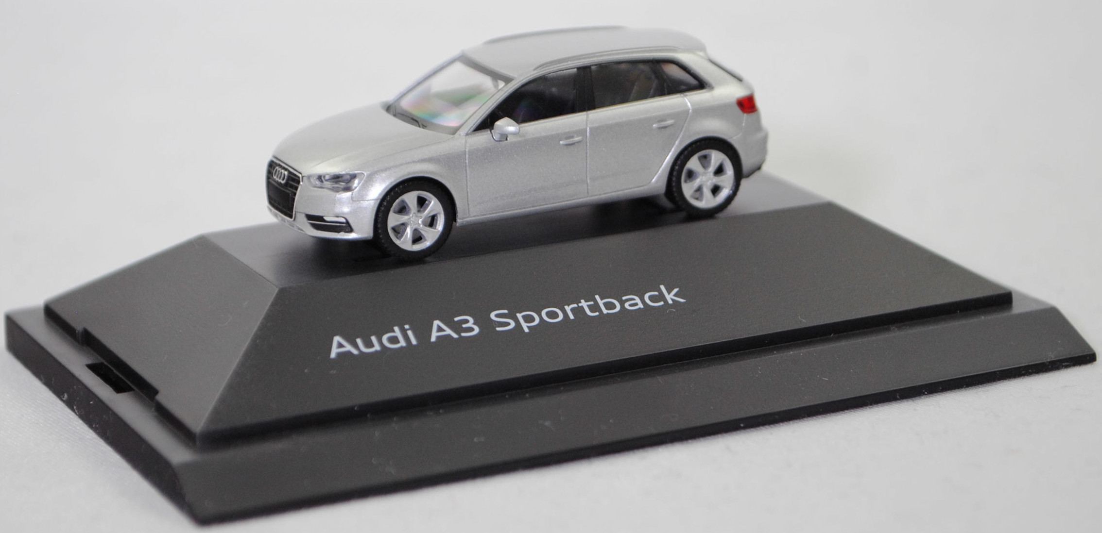 Audi A3 Sportback Ambiente (3. Generation, Baureihe A3 Sportback, Typ 8VA, Vorfacelift, Modell 2013-2016), eissilber metallic (P5, Lacknummer LX7W), Herpa, 1:87, Werbeschachtel
