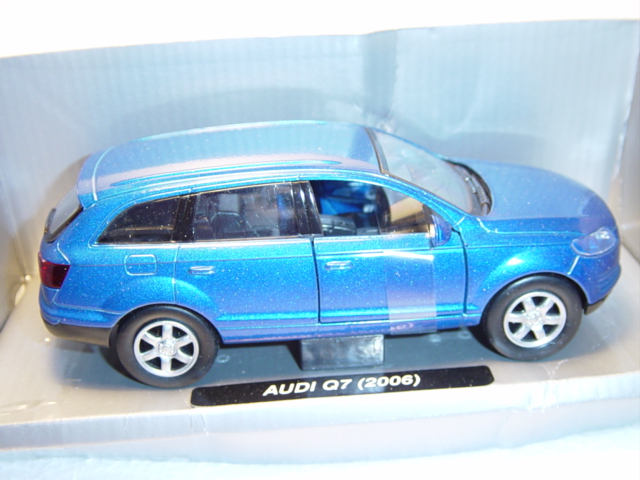 Audi Q7, Mj. 05, dunkelblaumetallic, New Ray, 1:32, mb