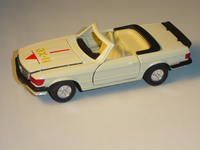 Mercedes 280 SL (Typ W 107), hellelfenbein, Türen und Motorhaube zu öffnen, mit Rückziehmotor, 1:36,