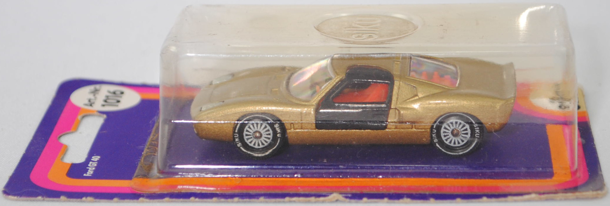 00005 Ford GT40 (Mk I bzw. Mark 1, Modell 1965-1967), Karosserie goldmetallic, Türen schwarz, Bpr. V 296 / W-Germ, Verglasung klar, R11 gerillt, SIKU SUPER, 1:57, P17 (Farbe) (geklebt)