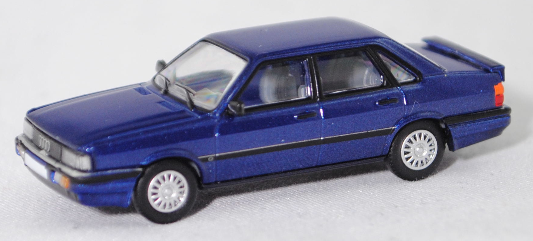 Audi 90 quattro (1. Generation, B2, Typ 85, Facelift 1984, Modell 1984-1986), amazonasblau metallic (LY5Y), Premium ClassiXXs®, 1:87, mb