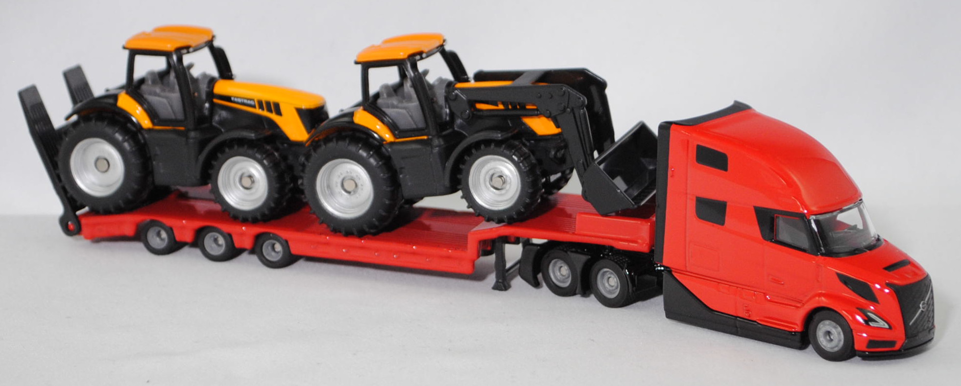 00000 Volvo VNL 860 (2. Generation, Modell 2024-) und Tieflader mit Ladegut JCB® 8250 V-TRONIC FASTRAC, rot/schwarz und melonengelb/schwarz, SIKU SUPER 1:87, L17mpK