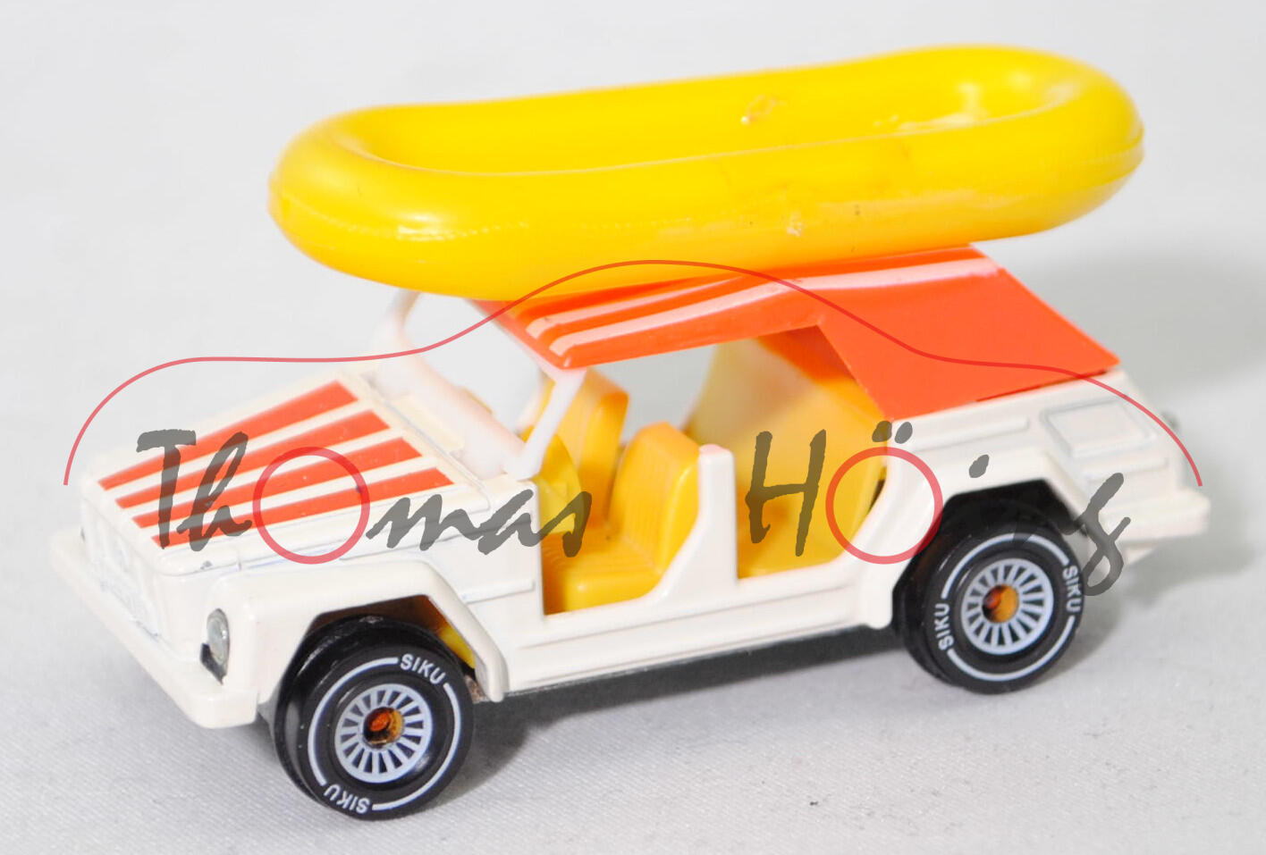 00003 VW 181 1600 (Facelift 1973, Modell 1973-1980) Strandwagen mit Boot, perlweiß, Scheibenrahmen Kunststoff, B4 = 5,5 mm breit, SIKU, 1:57