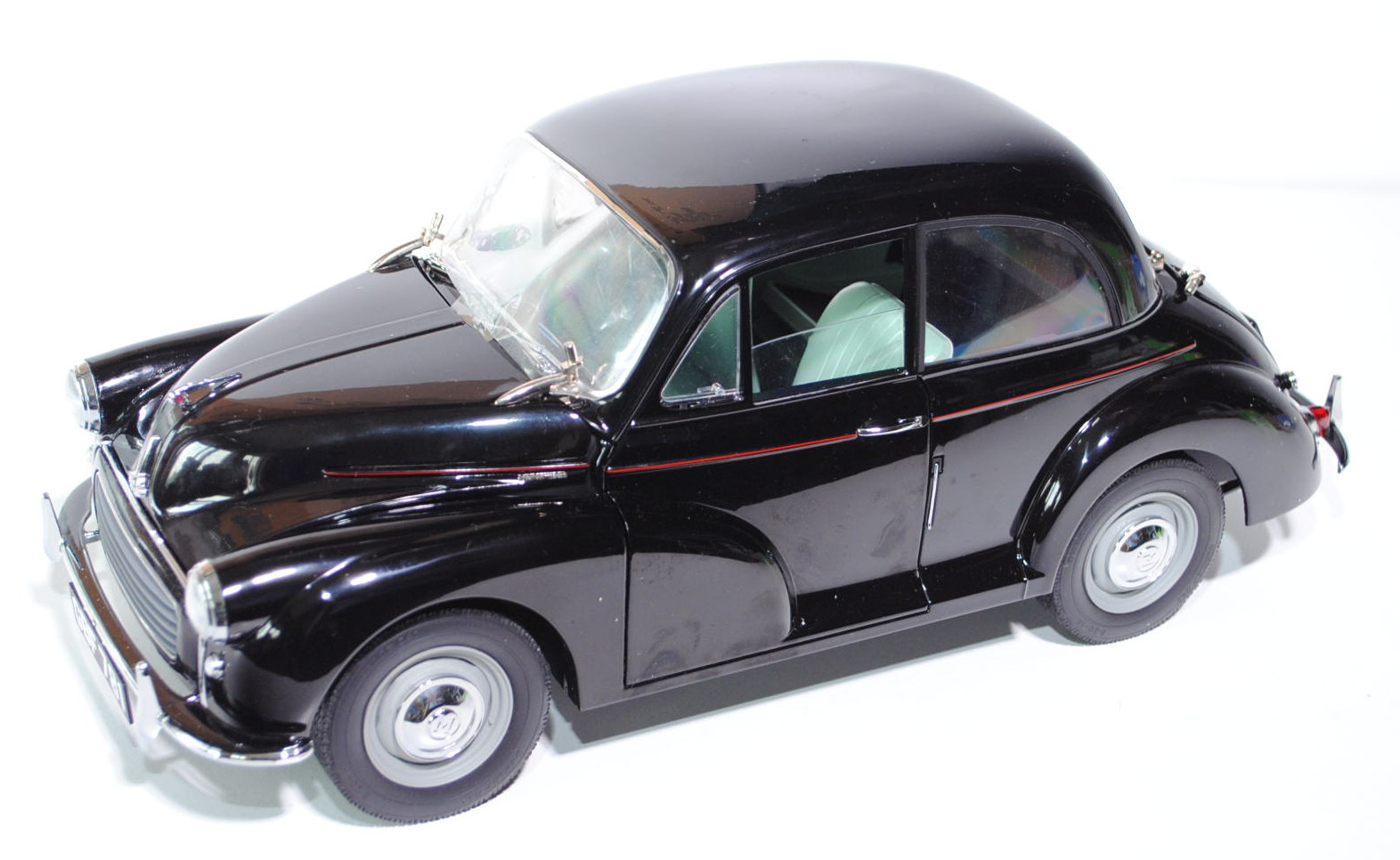 Morris Minor 1000 Limousine, Modell 1956-1971, schwarz, Scharniere von Motorhaube und Heckklappe jew