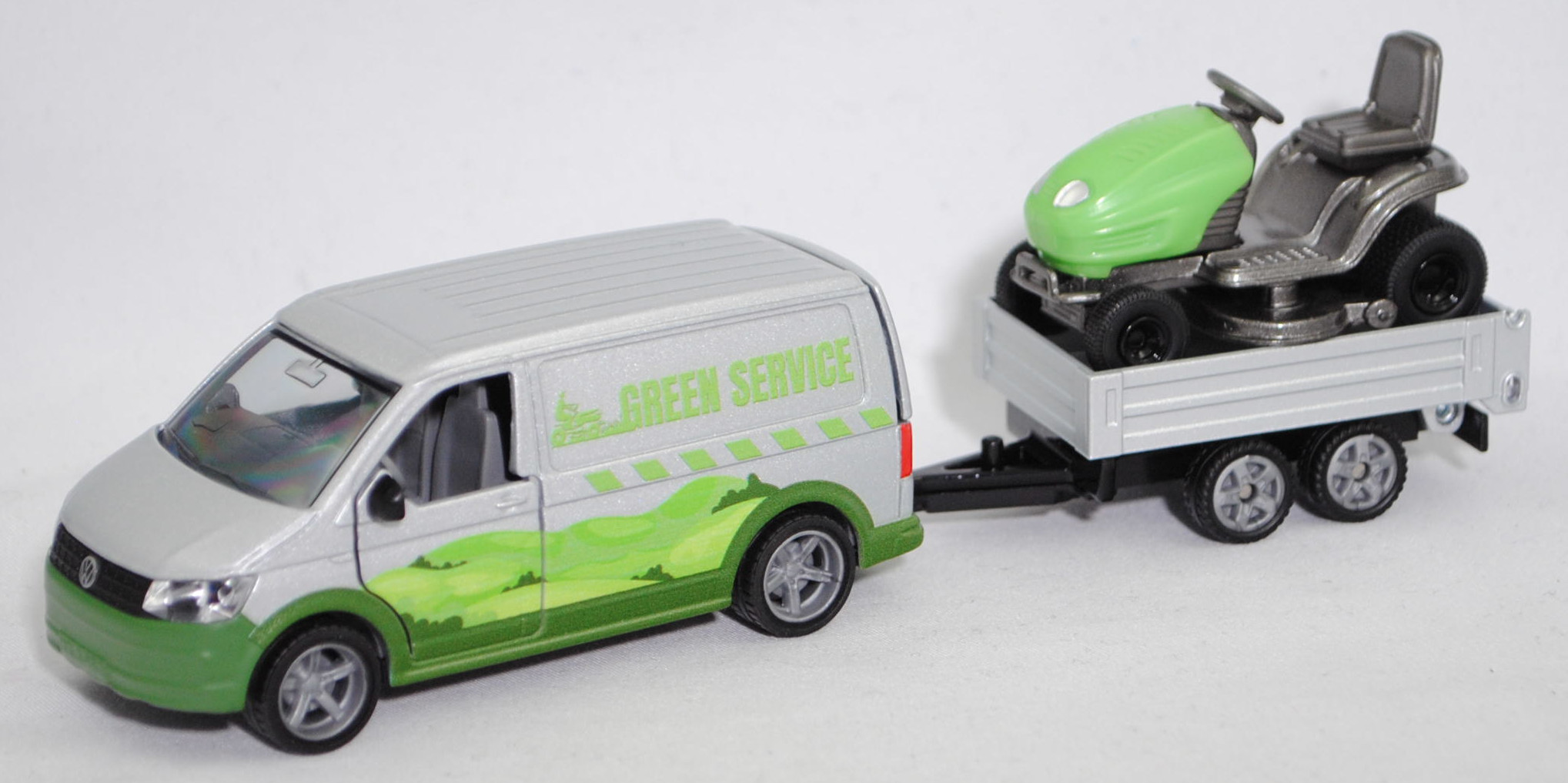 00000 VW T6 Transporter Kastenwagen 2.0 TSI (Modell 2015-2019) mit Tandem-Rückwärtskipper und Rasentraktor MTD YaRD-MaN, silber und grün/schwarz, SIKU SUPER 1:50, L17mpK