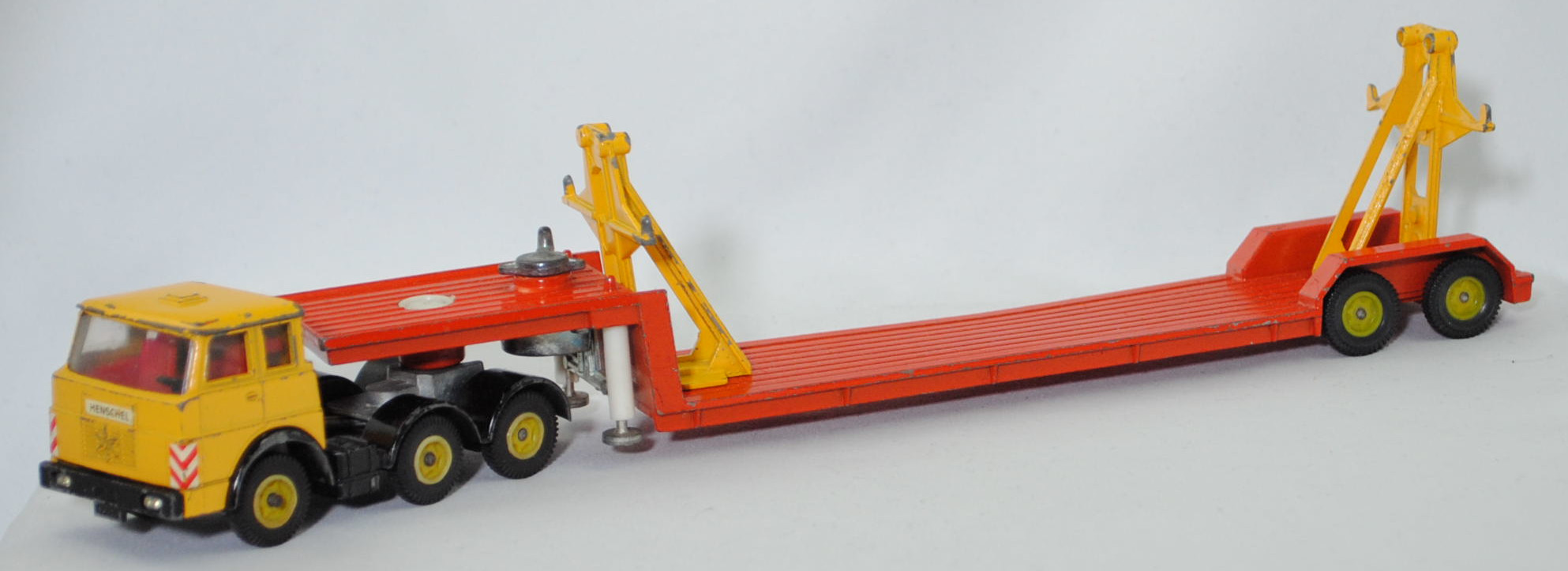00002a Henschel F 201 S-2A mSk (Modell 1967-1969) Sattelzug ohne Ladegut, signalgelb/reinorange, Hydraulikstempel weiß, SIKU-SUPER-ZINKGUSS 1:60 (V-SERIE), 1:58, sc