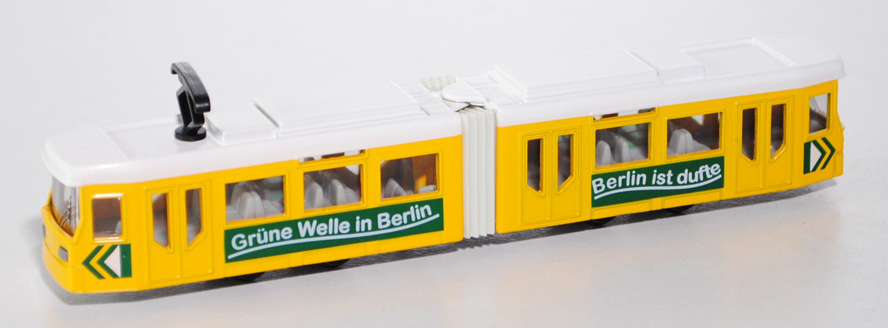 Straßenbahn, signalgelb/reinweiß, Grüne Welle in Berlin / Berlin ist dufte