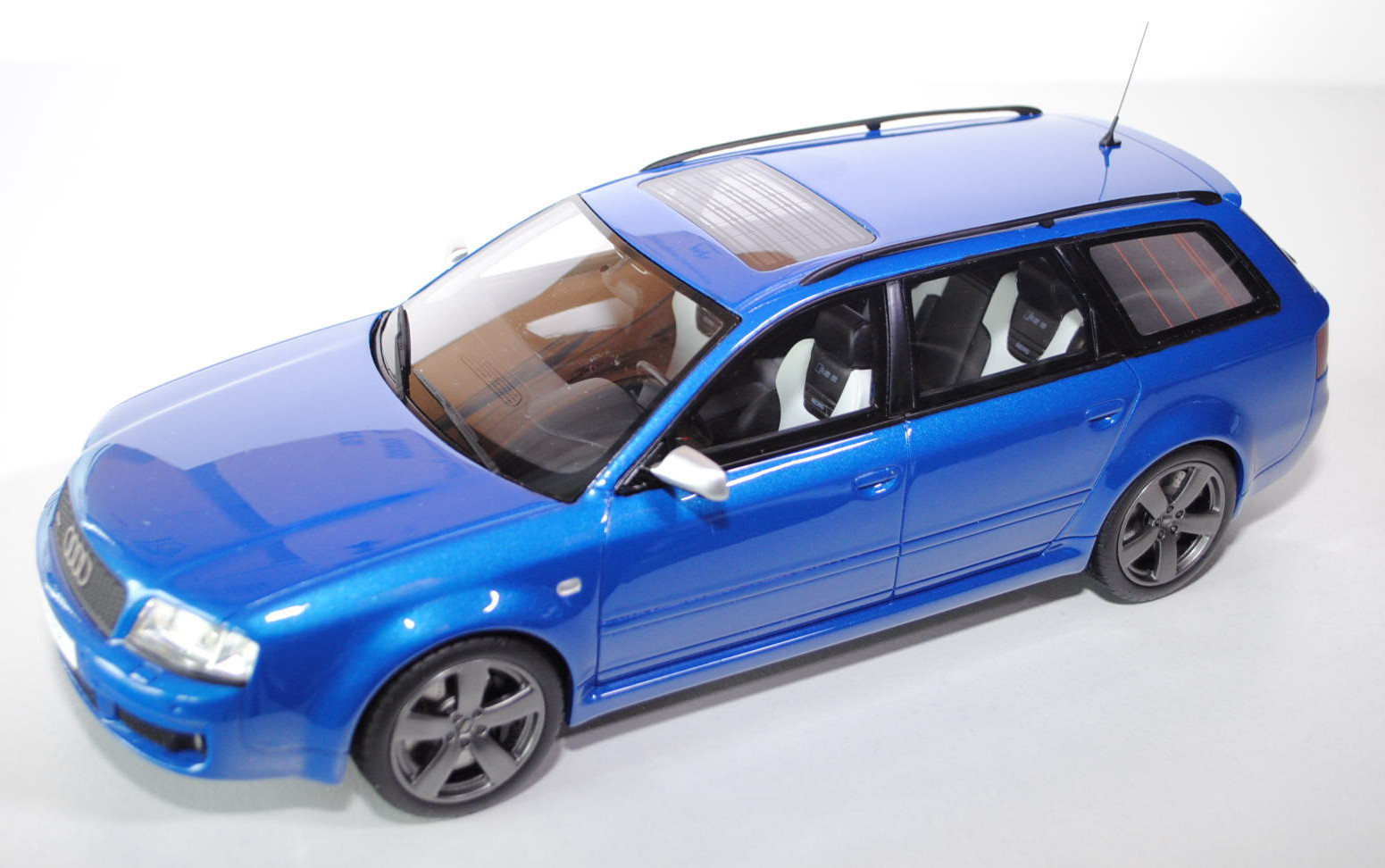 Audi RS6 Avant plus (C5, Typ 4B), Modell 2004, dunkelblaumetallic, OttO mobile, 1:18, mb