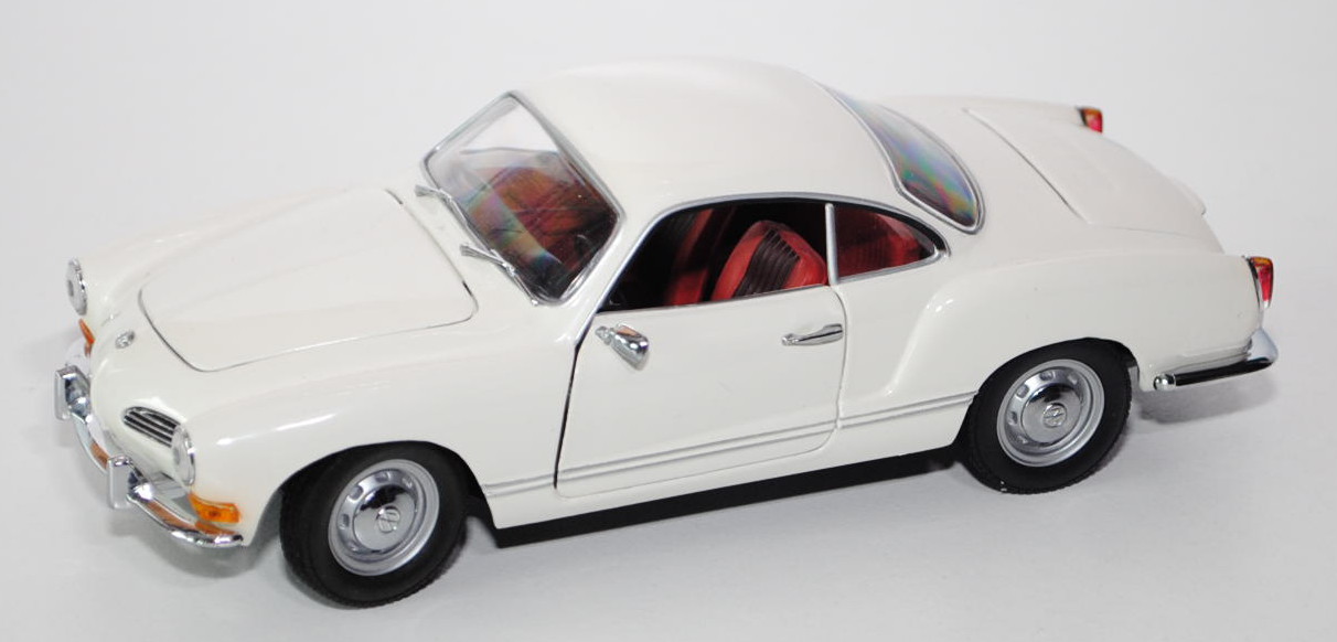 VW Karmann-Ghia Coupé (Typ 14), Modell 1970, perlweiß, Türen + Motorhaube + Kofferraum zu öffnen, mi