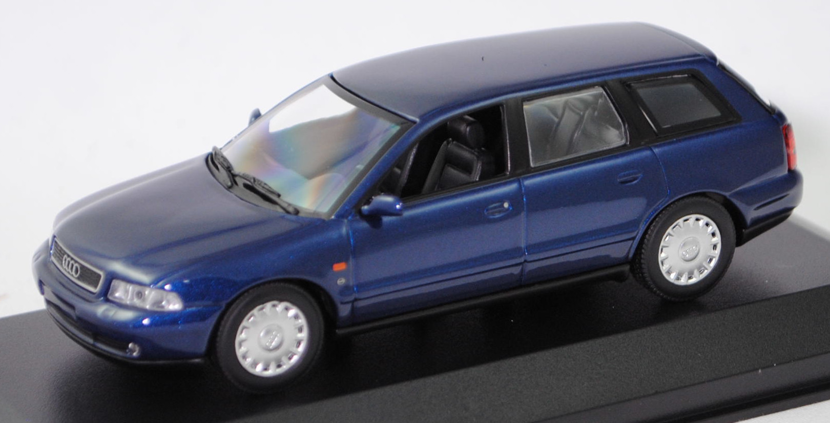Audi A4 Avant 1.8 (B5, Typ 8D5, Modell 1996-1998), mingblau perleffekt, Maxichamps, 1:43, PC-Box