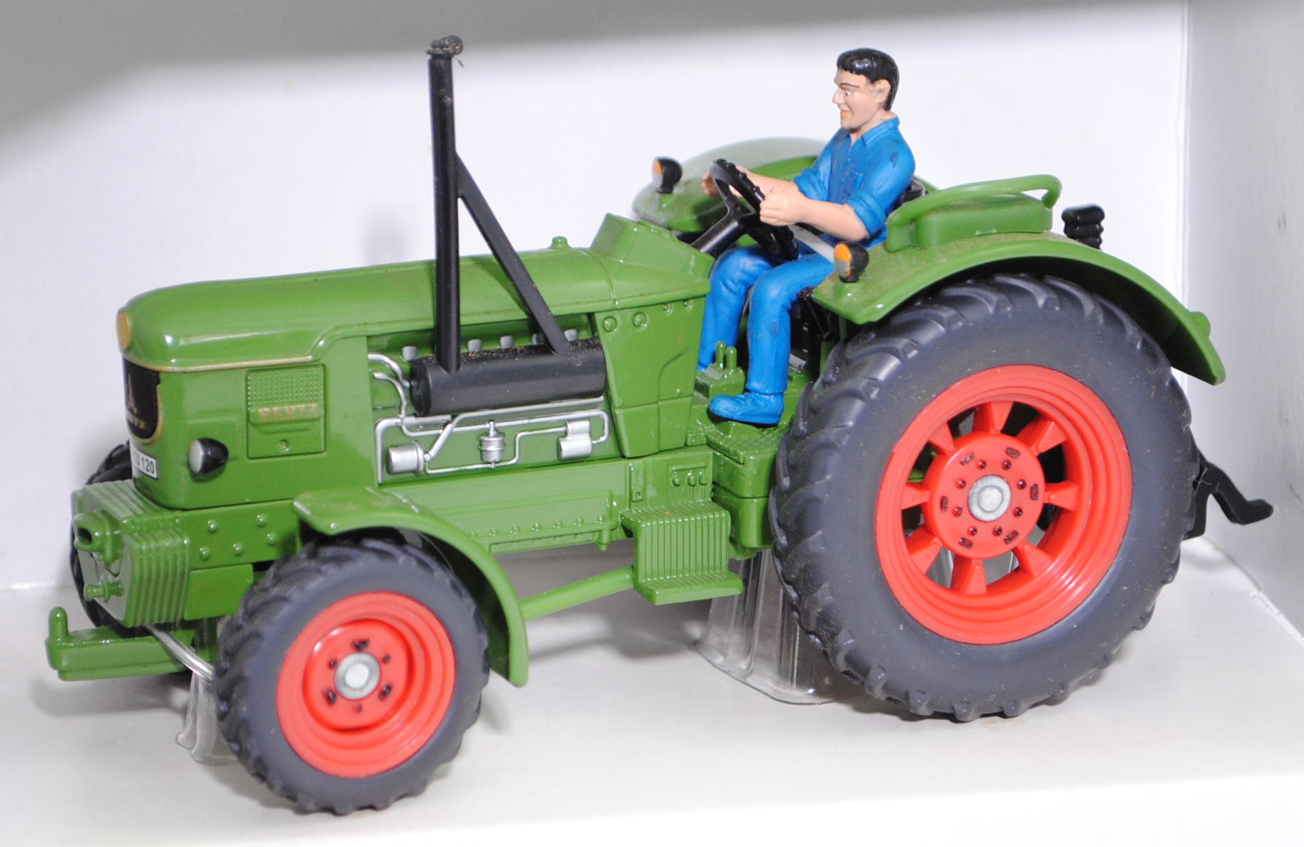 00000 Deutz D 9005 A Ackerschlepper (Modell 1967-1968), grasgrün, mit Fahrer, SIKU, 1:32, L17P m-