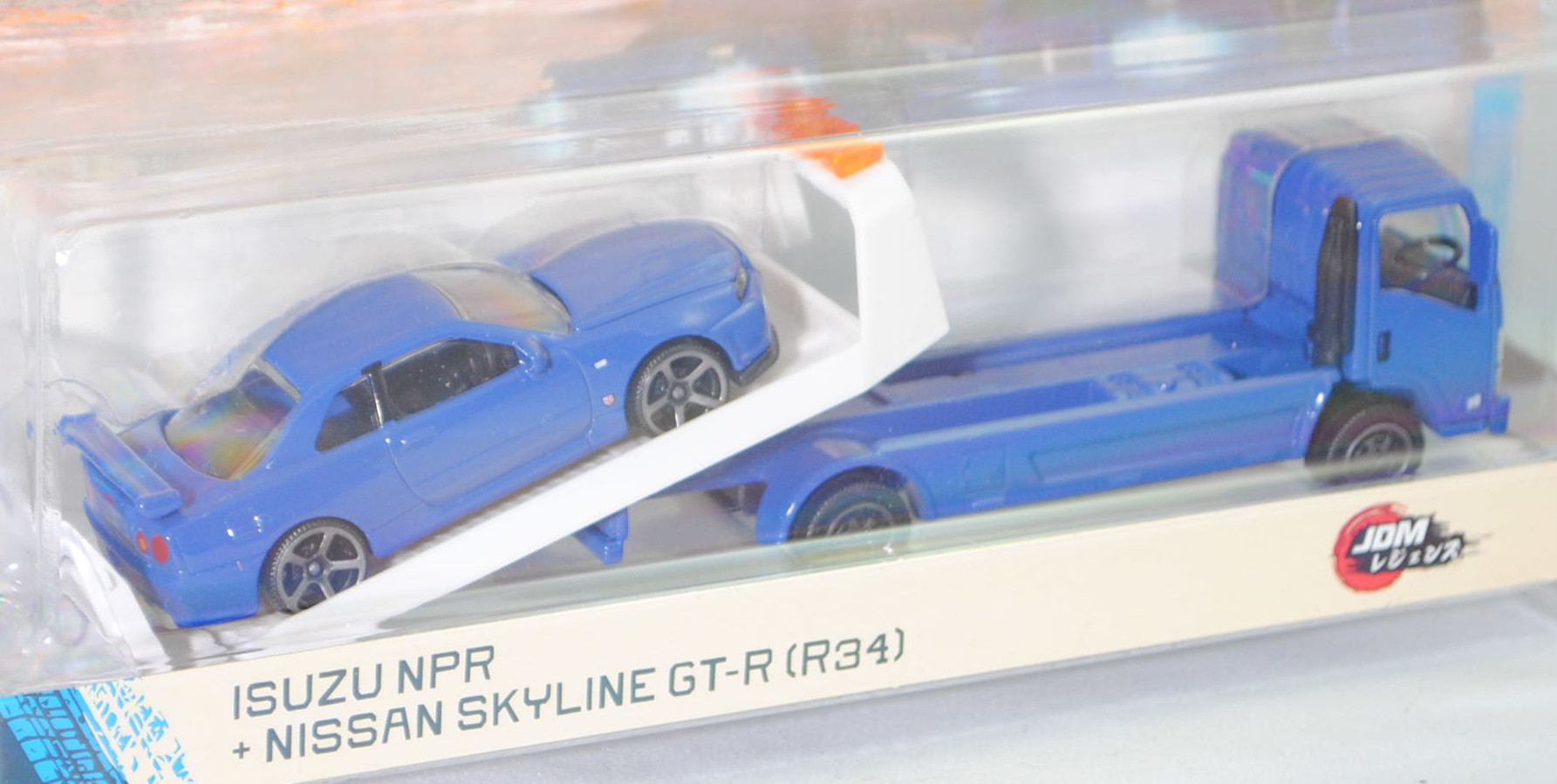 ISUZU NPR75 4x2 (Modell 2016-2023) Abschleppwagen mit Nissan Skyline GT-R (R34, Modell 1999-2002), hell-ultramarinblau, majorette, Blister (JDM Legends Car Transporter)