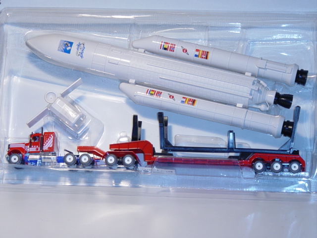 00000 Peterbilt Raketentransporter, verkehrsrot/hell-ultramarinblau, Druck Toy / TV auf blau/weißem 