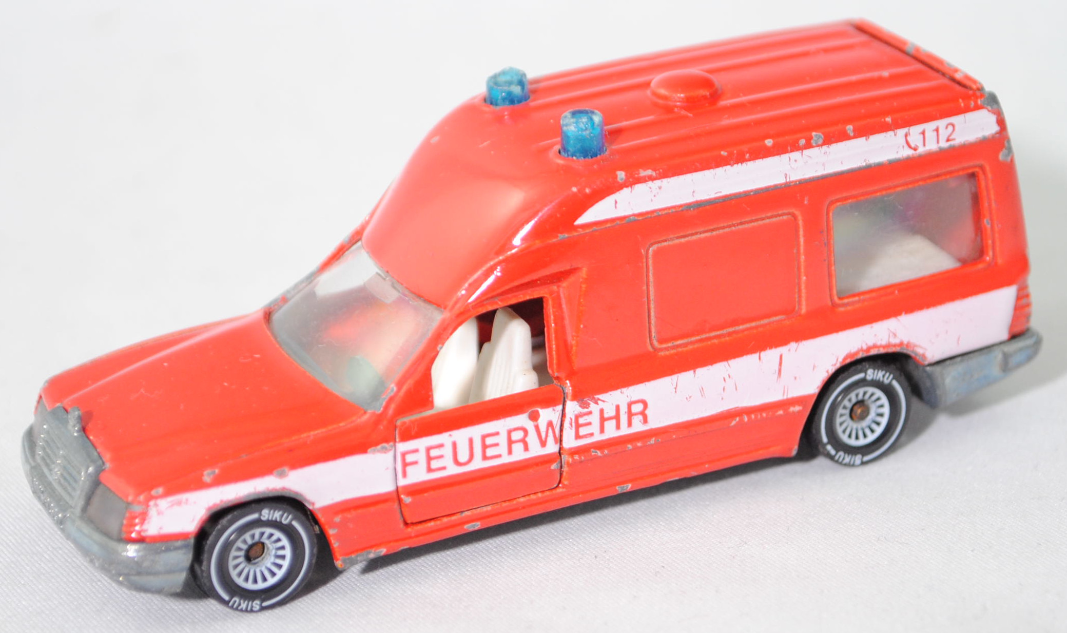 00000 BINZ Ambulanz 2001 lang (Modell 1986-1989), rot, FEUERWEHR, Fenster klar, B4, SIKU, 1:56, vsc