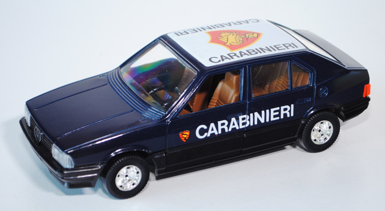 Alfa Romeo 33 CARABINIERI, Modell 1988, stahlblau/schwarz, CARABINIERI, Türen zu öffnen, mit Lenkung