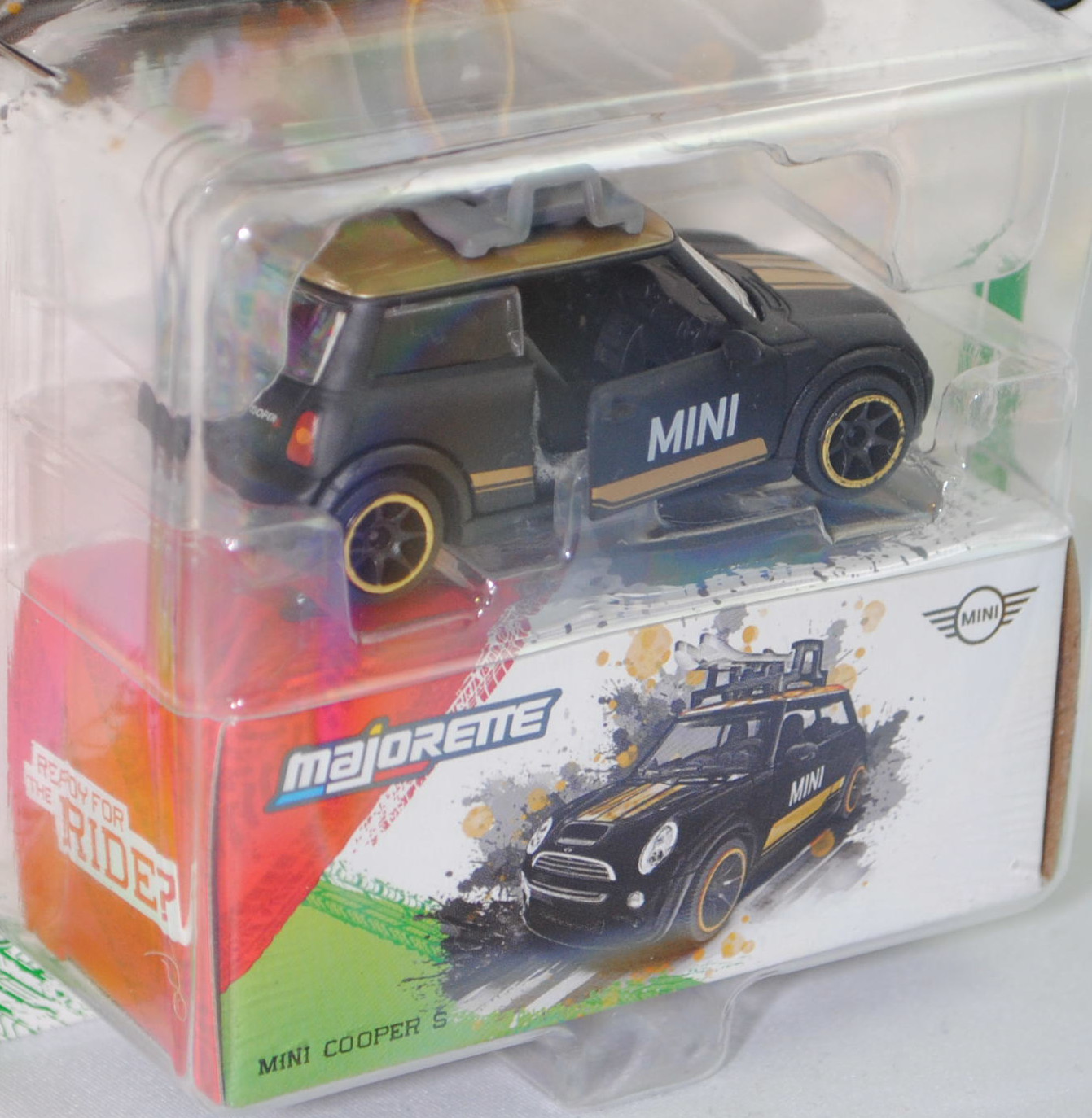 MINI Cooper S (1. Generation, R53, Vorfacelift, Modell 2002-2004) mit Dachgepäckträger und Ladegut (Nr. 265D), mattschwarz/gold, majorette, 1:55, Blister (MINI ICONS DELUXE CARS)
