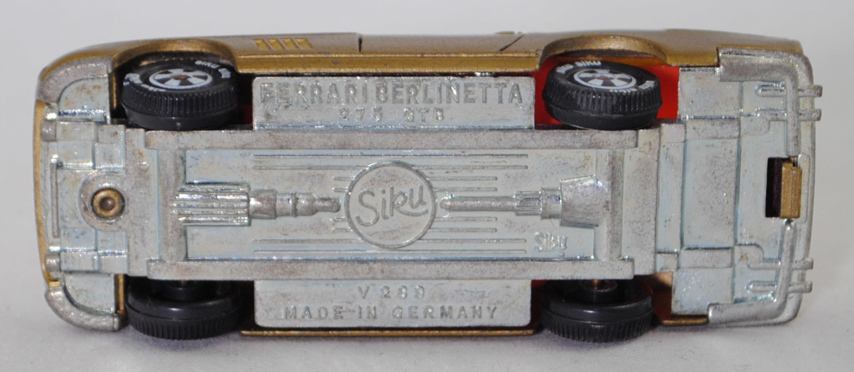 00002 Ferrari Berlinetta 275 GTB (Tipo 563, 2. Serie, Long Nose / Lange Nase, Modell 1965-1966), goldmetallic, transparente Frontscheinwerfer, Bpr. V 269, Germ, R10 reinweiß, SIKU SUPER, 1:56, m