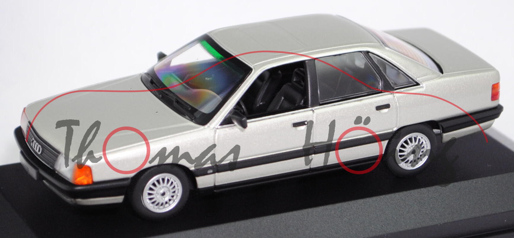 Audi 100 2.3 E (C3, Typ 44, Facelift 1988, Mod. 88-91), zermattsilber met., Maxichamps, 1:43, PC-Box