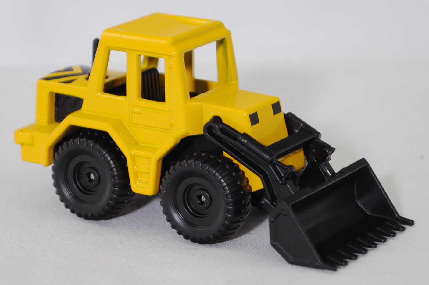 00006 Frontlader, kadmiumgelb, innen schwarz, Prägung Adresse unter der Schaufel 4 mm hoch, Chassis schwarz, C79 schwarz, SIKU SUPER, P29f