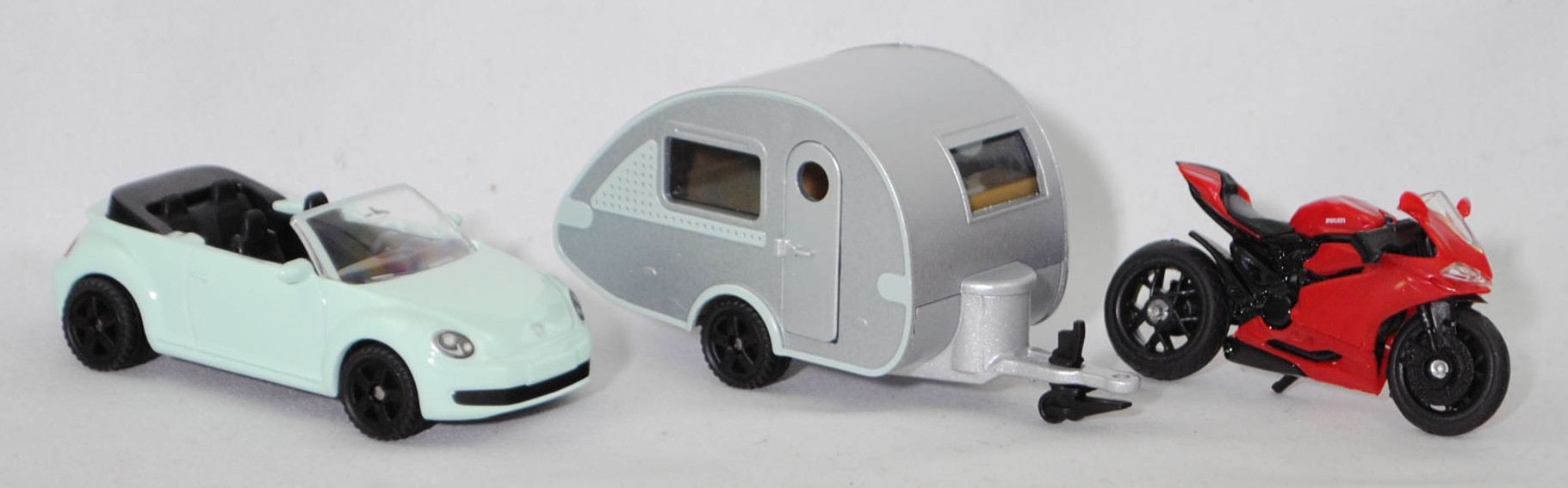 00400 Reisezeitset 2: VW The Beetle Cabriolet 1.2 TSI, grün + Wohnwagen Knaus Tabbert T@B 320 RS, weißalu/grün + Ducati 1299 Panigale, rot, SIKU SUPER, P29e (SPECIAL EDITION)