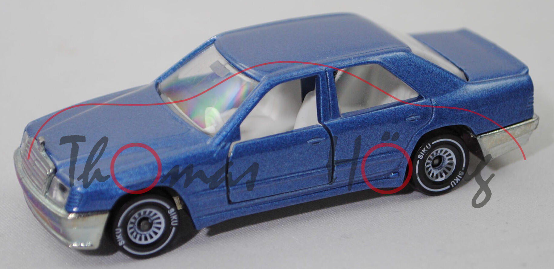 00001 Mercedes-Benz 300 E (W 124, Modell 85-86), h.-violettblaumet., Mittelkonsole glatt, SIKU, 1:55