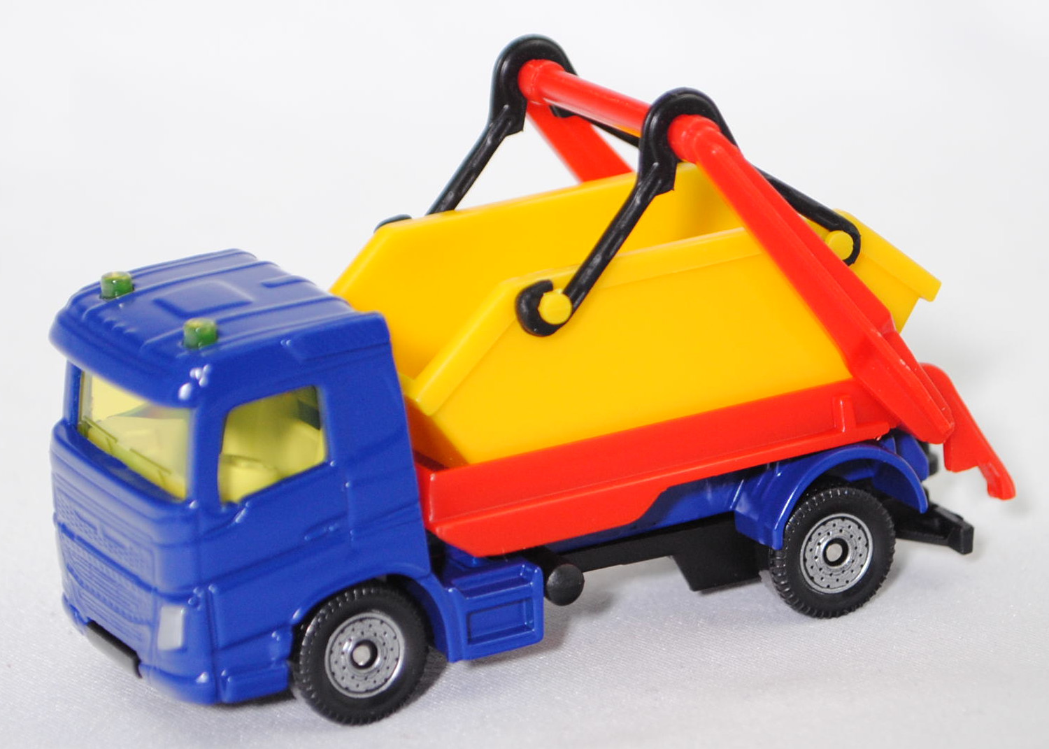 00000 Volvo FM 4x2 (3. Generation, Modell 2013-) Absetzkipper mit Absetzmulde, dunkel-ultramarinblau, Absetzvorrichtung rot, Absetzmulde gelb, SIKU SUPER, 1:82, P29f