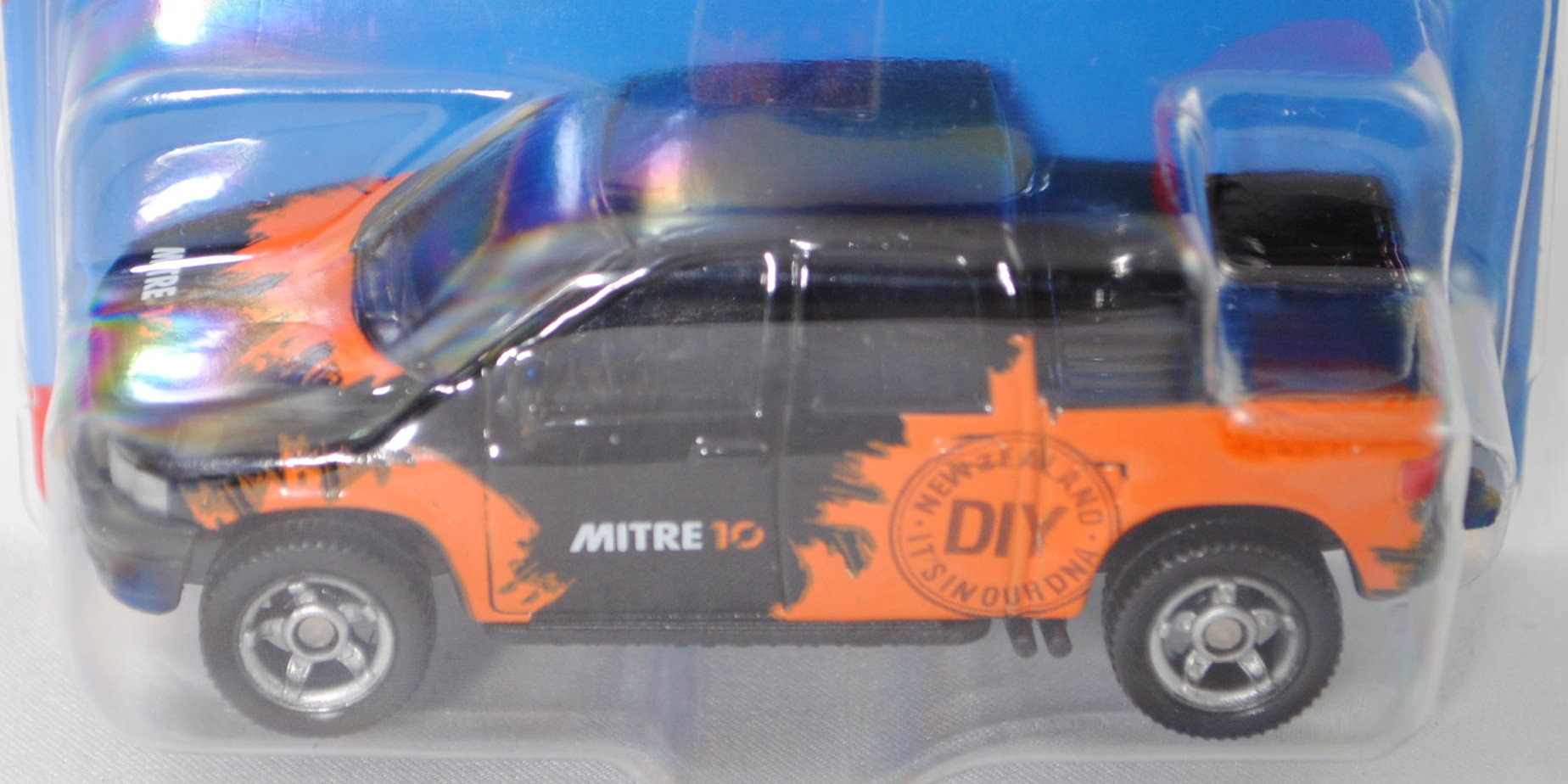 80400 NZ SIKU MOUNTY / Mitre 10 Delivery Ute, schwarz/hellrotorange, P29e Werbeblister