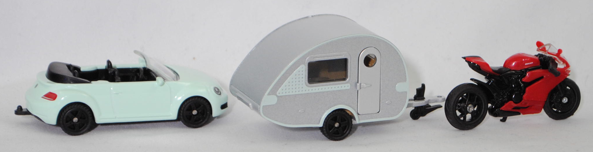 00400 Reisezeitset 2: VW The Beetle Cabriolet 1.2 TSI, grün + Wohnwagen Knaus Tabbert T@B 320 RS, weißalu/grün + Ducati 1299 Panigale, rot, SIKU SUPER, P29e (SPECIAL EDITION)