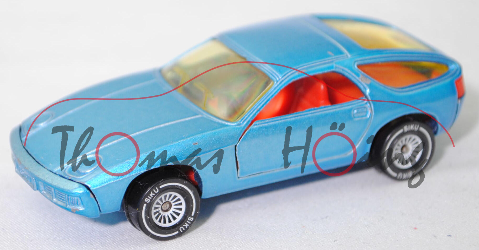 00001 Porsche 928 (1. Generation, Vorfacelift, Modell 1977-1979), lichtblaumetallic, Bpr. 1037 bündig, SIKU, 1:56, m-