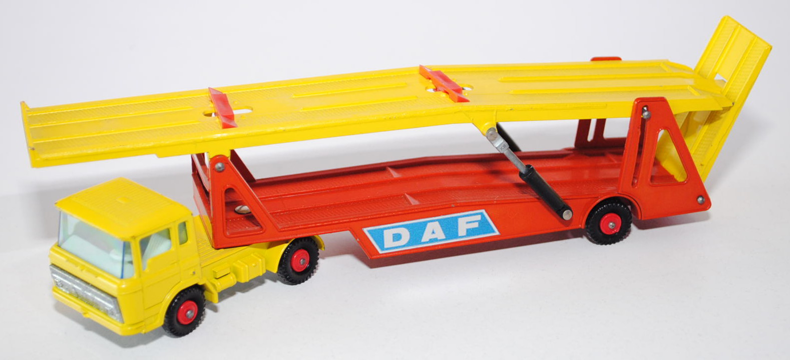 DAF Car Transporter, zinkgelb/blutorange, DAF, Matchbox King Size