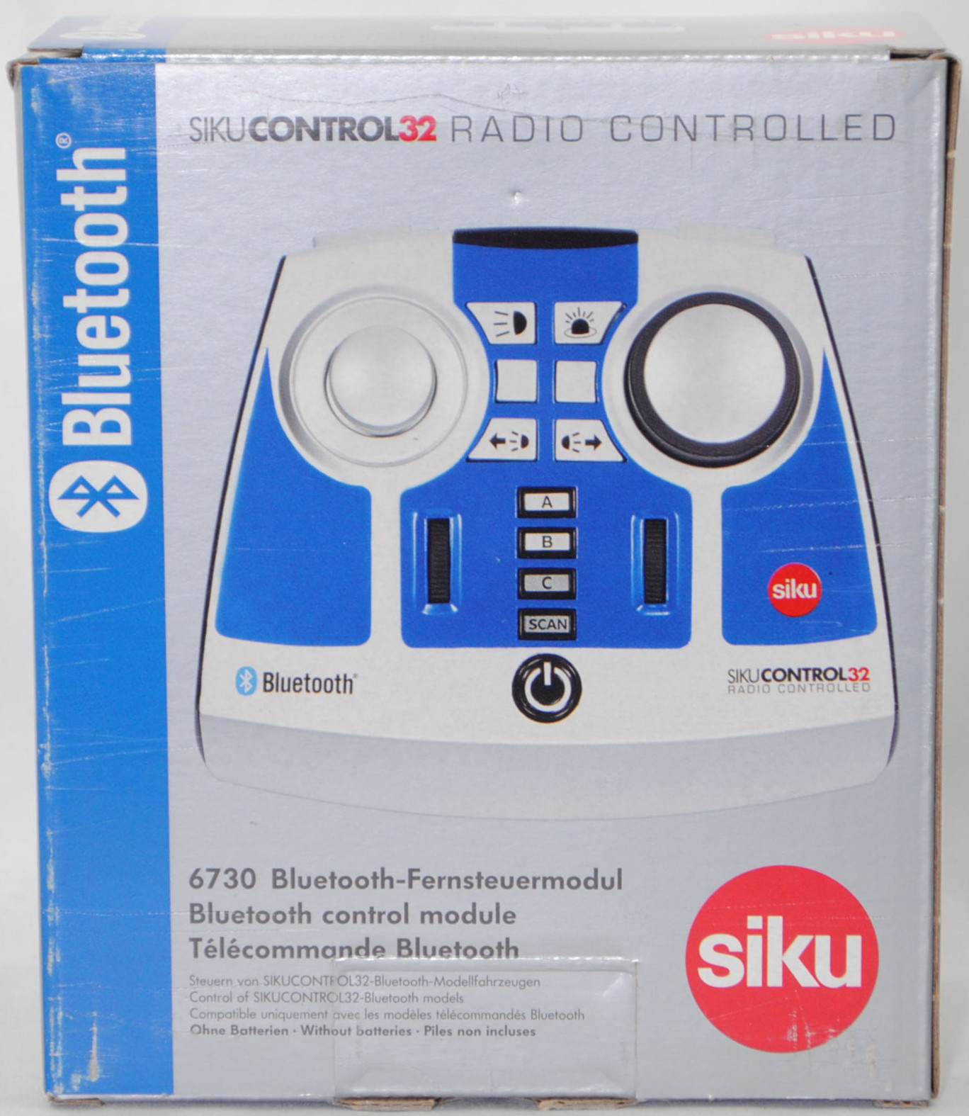 00001 Bluetooth-Fernsteuermodul, silber/blau, mittlere Tasten mit Druck 1 und 2, für SIKU Control, L18 (Schachtel mit Lagerspuren)