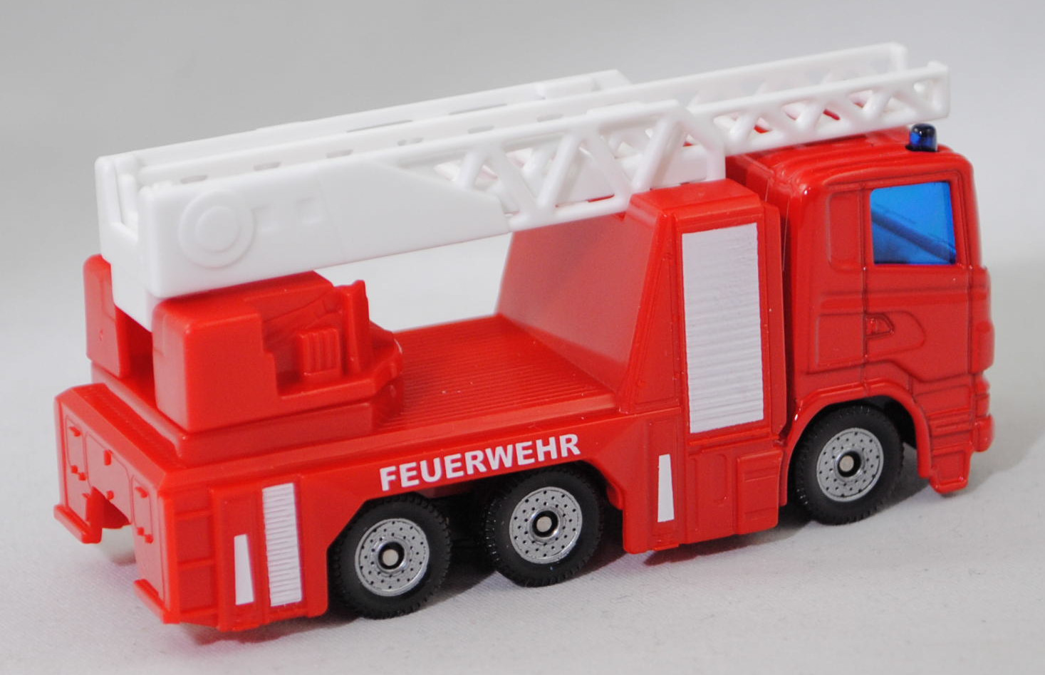00011 Metz Hubrettungsfahrzeug DL 23-12 S auf Fahrgestell Scania R380 (Typ CR16, Day cab, Modell 2007-2009) (Drehleiter), rot, Stoßfänger vorne durchgehend, SIKU SUPER, 1:89, P29f