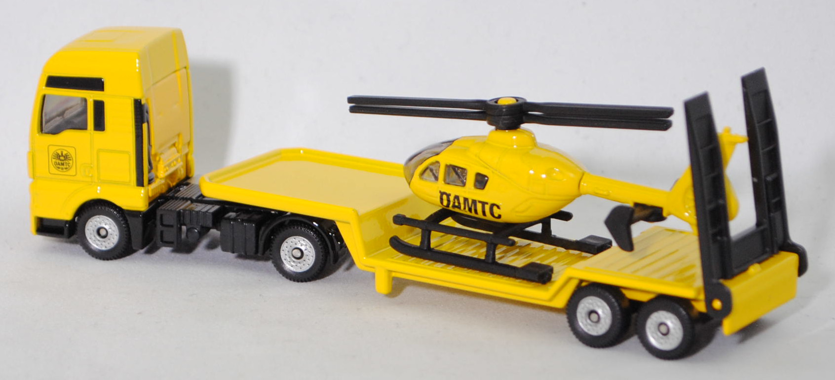 03800 A MAN TGX 18.580 D38 XXL (Mod. 2017-2019) mit Sattelauflieger und ÖAMTC-Hubschrauber Eurocopter EC 135 T1 (Mod. 1996-2002), gelb, ÖAMTC, SIKU SUPER 1:87, L17mpK